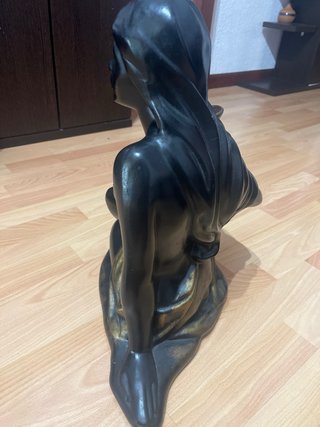Estatua Vintage Mujer con Jarra