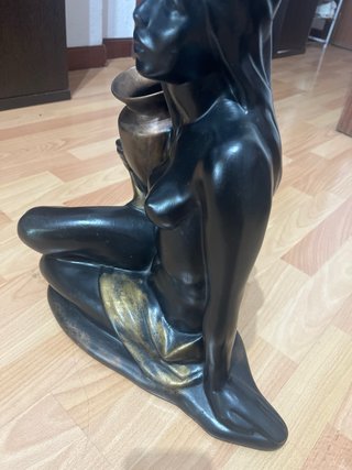 Estatua Vintage Mujer con Jarra