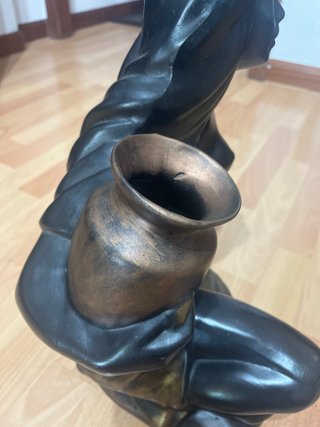 Estatua Vintage Mujer con Jarra