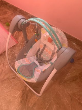 Columpio para bebé con juguetes