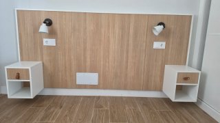 Cabecero de cama con mesilla y lamparas