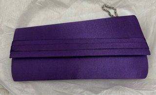 Cartera de mano morada