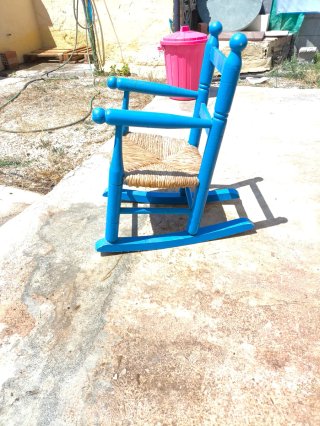 Silla mecedora infantil de enea azul