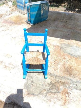 Silla mecedora infantil de enea azul