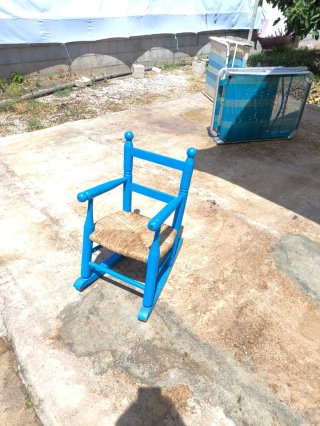 Silla mecedora infantil de enea azul