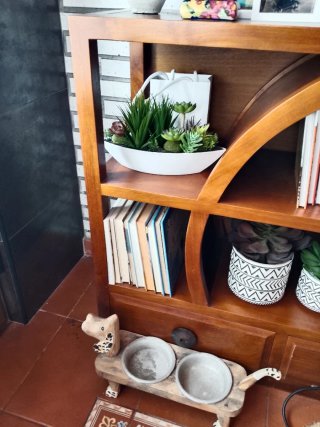 Mueble de madera marrón