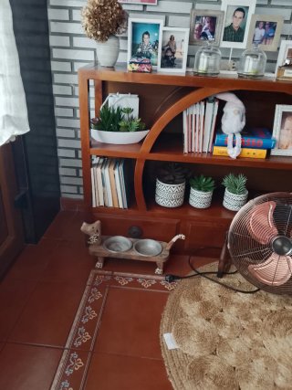 Mueble de madera marrón