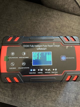 Cargador Batería Coche/Moto URAQT 12V/24V 8A