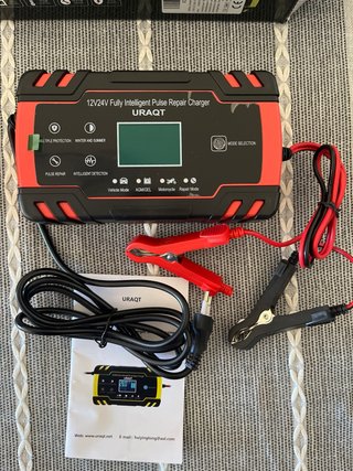 Cargador Batería Coche/Moto URAQT 12V/24V 8A