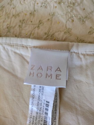 Colcha Zara Home bordada beige y oro