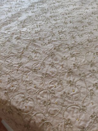Colcha Zara Home bordada beige y oro