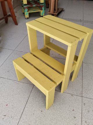 Scaletta in legno gialla