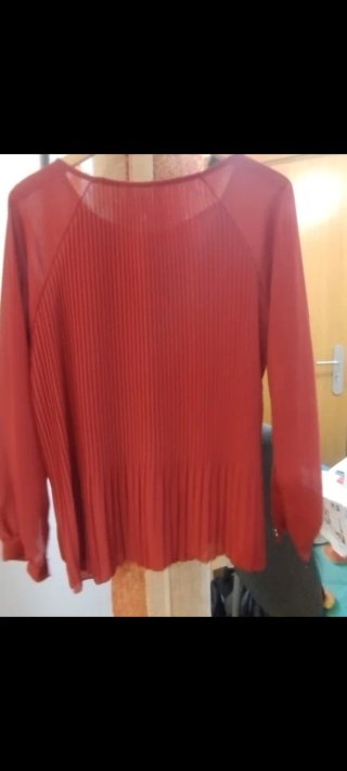 Varias piezas de ropa de señora talla grande