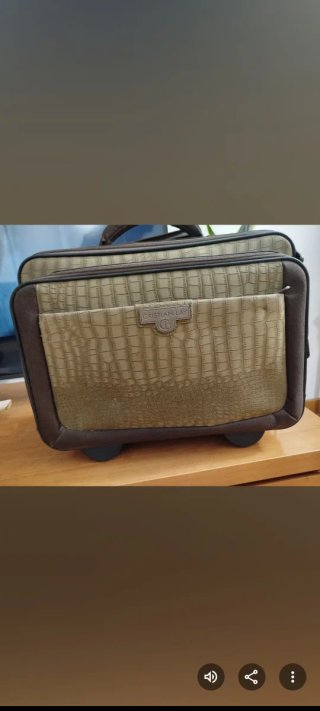 Varias piezas de ropa de señora talla grande