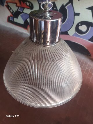 Lampada a sospensione in vetro e metallo