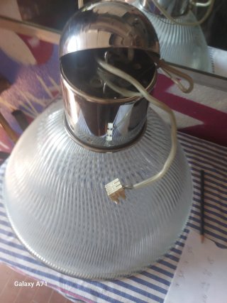 Lampada a sospensione in vetro e metallo