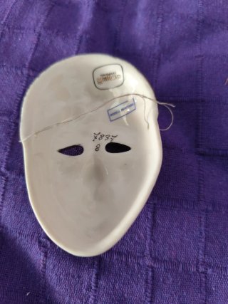 Máscara de porcelana decorada