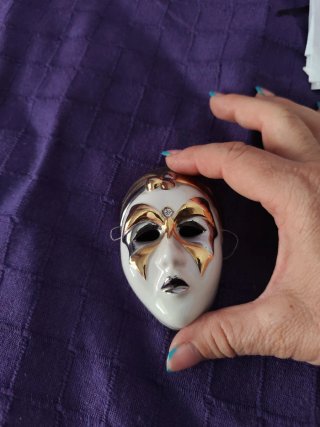 Máscara de porcelana decorada