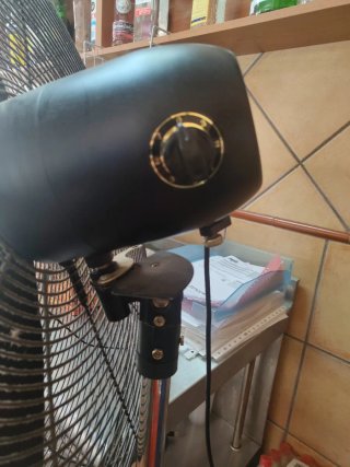 Ventilador de pie negro y plateado