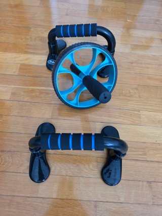 Rueda abdominal y barras de flexión
