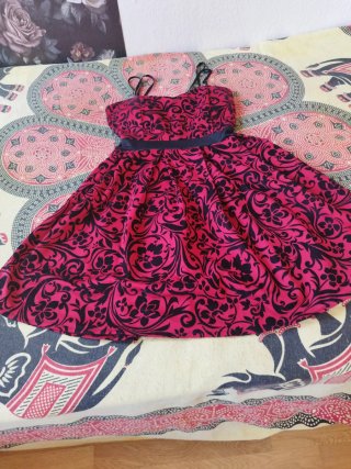 Vestido gótico rojo y negro
