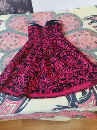 Vestido gótico rojo y negro