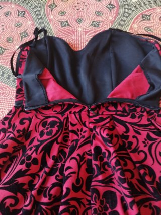 Vestido gótico rojo y negro