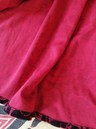 Vestido gótico rojo y negro