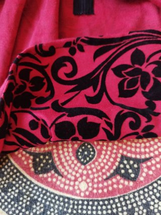 Vestido gótico rojo y negro
