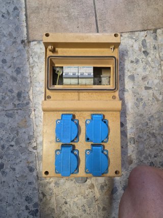 Caja enchufes con protecciones