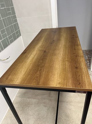 Mesa alta tipo barra con estantería y banquetas