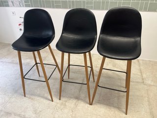 Mesa alta tipo barra con estantería y banquetas