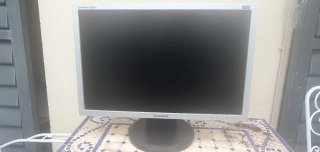 Pantalla Samsung con cables