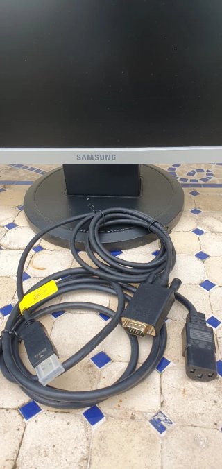 Pantalla Samsung con cables