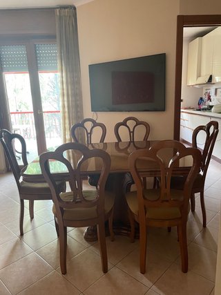 Tavolo da pranzo allungabile in legno con 6 sedie