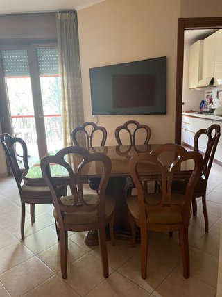 Tavolo da pranzo allungabile in legno con 6 sedie