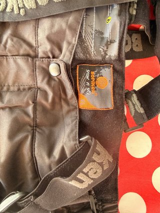 Pantaloncini da sci neri con bretelle Boriken