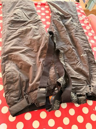 Pantaloncini da sci neri con bretelle Boriken