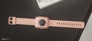 Reloj inteligente rosa con cargador