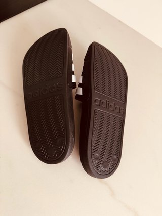 Chanclas Adidas Negras y Blancas