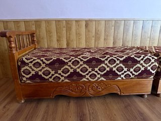 Sofá marroquí de madera y tela