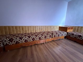 Sofá marroquí de madera y tela