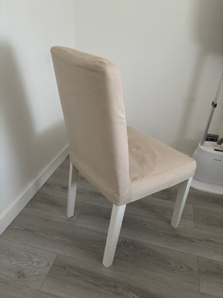 Silla de comedor beige y blanca