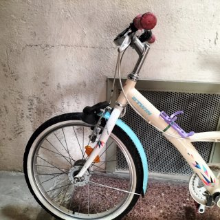 Bicicleta niña 20 color crema y azul