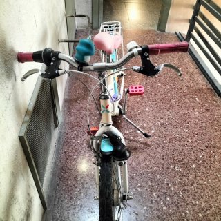 Bicicleta niña 20 color crema y azul