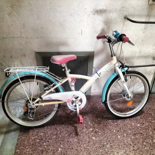 Bicicleta niña 20 color crema y azul