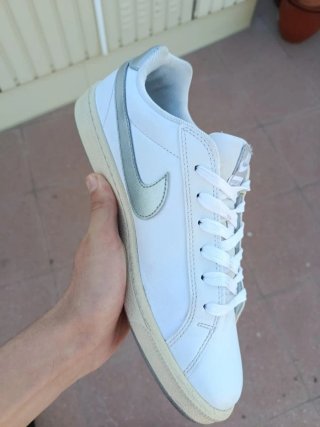 Zapatillas Nike Blancas y Plateadas