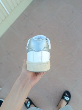 Zapatillas Nike Blancas y Plateadas