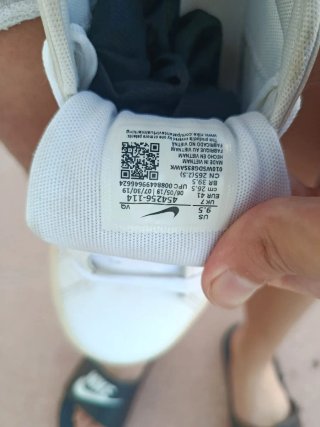 Zapatillas Nike Blancas y Plateadas