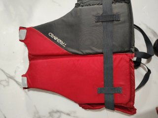 Chaleco salvavidas rojo y gris